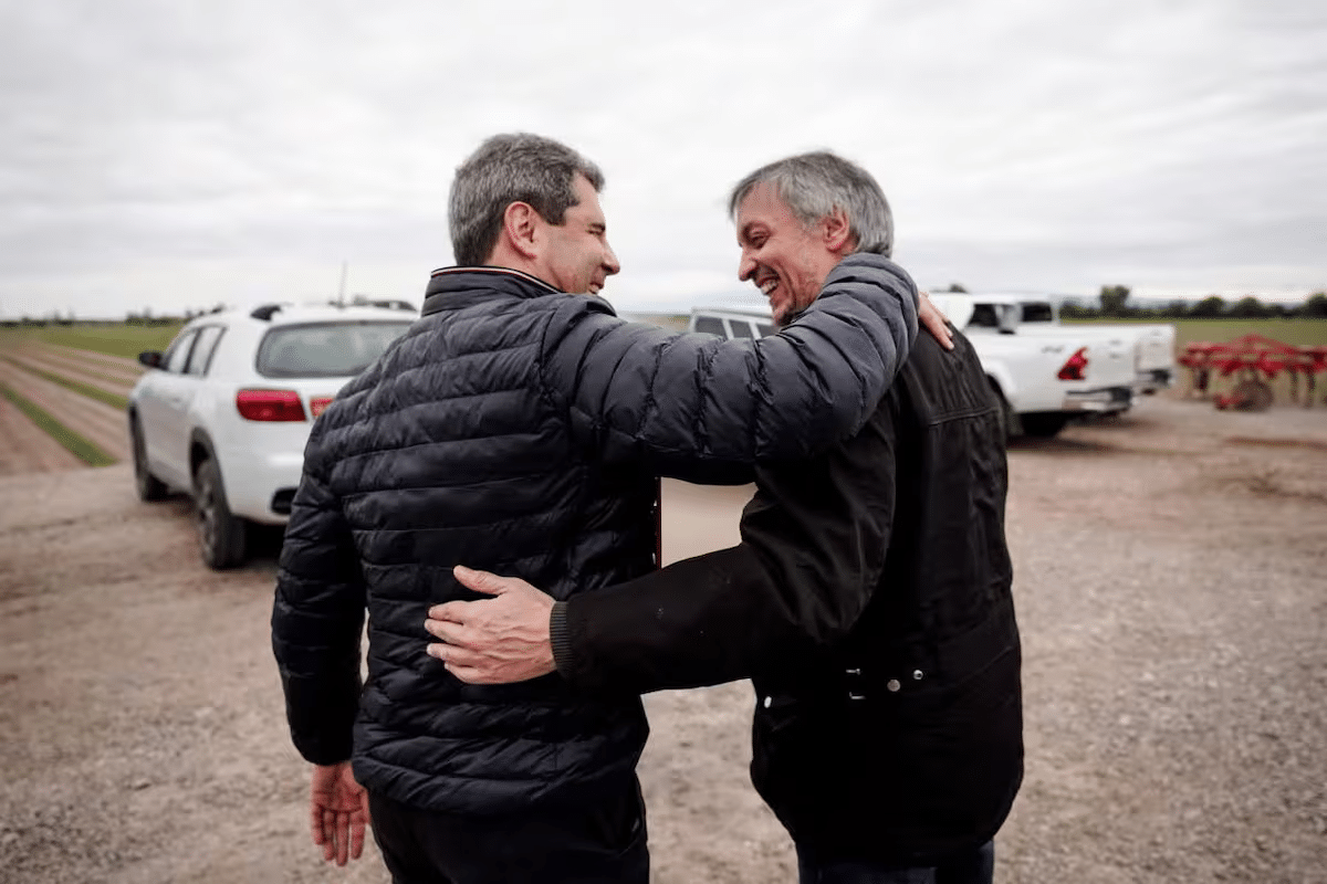 Máximo Kirchner y Sergio Uñac se abrazan en San Juan, en el marco de la jornada por la unidad del PJ de cara a 2027