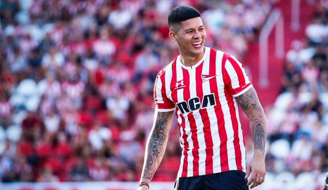 Marcos Rojo, sonriente, con la camiseta de Estudiantes de La Plata