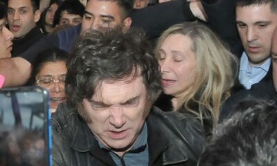 Javier Milei rodeado por militantes durante el ingreso tumultuoso que derivó en la versión de una agresión a Milei en Catamarca