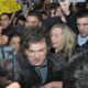 Javier Milei rodeado por militantes durante el ingreso tumultuoso que derivó en la versión de una agresión a Milei en Catamarca