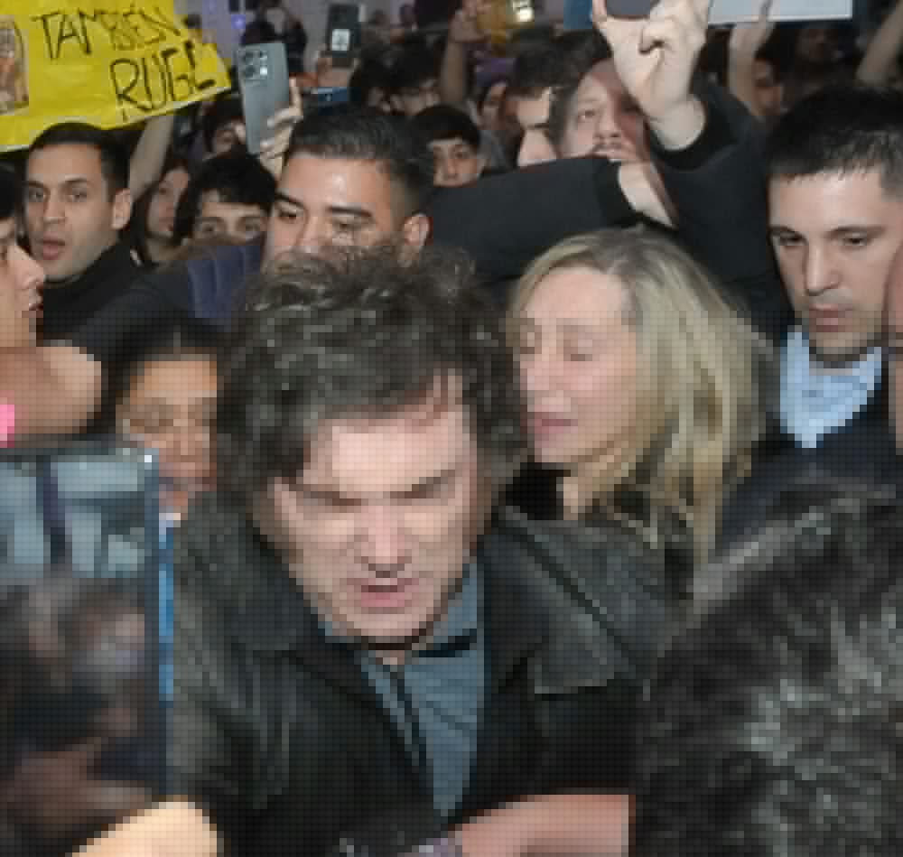 Javier Milei rodeado por militantes durante el ingreso tumultuoso que derivó en la versión de una agresión a Milei en Catamarca