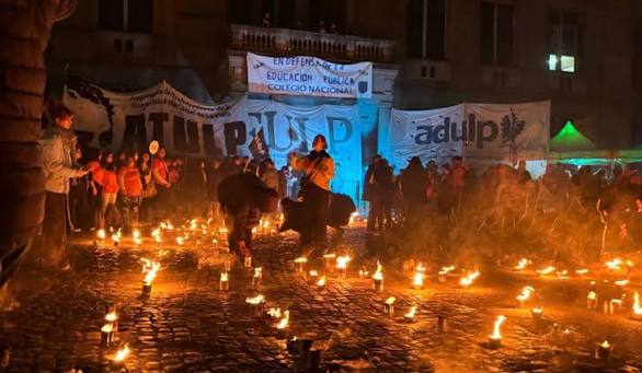la marcha de antorchas de la UNLP