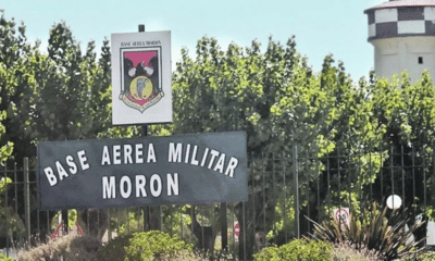 Cartel de ingreso a la Base Aérea Militar Morón