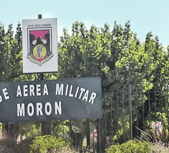Cartel de ingreso a la Base Aérea Militar Morón