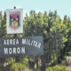 Cartel de ingreso a la Base Aérea Militar Morón