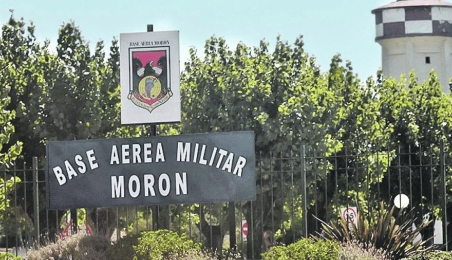 Cartel de ingreso a la Base Aérea Militar Morón