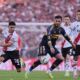 Jugadores de Boca y River disputan una pelota en el Superclásico