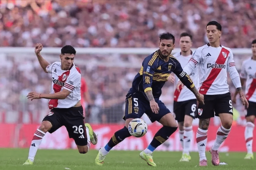 Jugadores de Boca y River disputan una pelota en el Superclásico