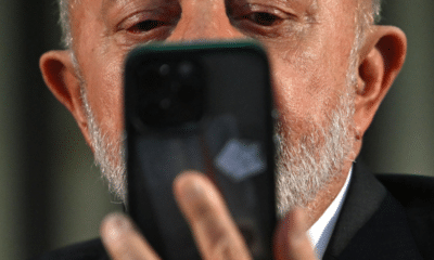Lula da Silva mirando su teléfono celular