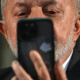 Lula da Silva mirando su teléfono celular