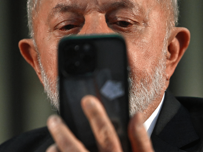Lula da Silva mirando su teléfono celular