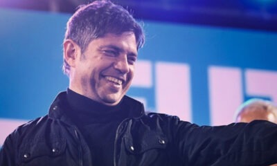 Axel Kicillof saluda durante un acto