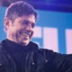 Axel Kicillof saluda durante un acto