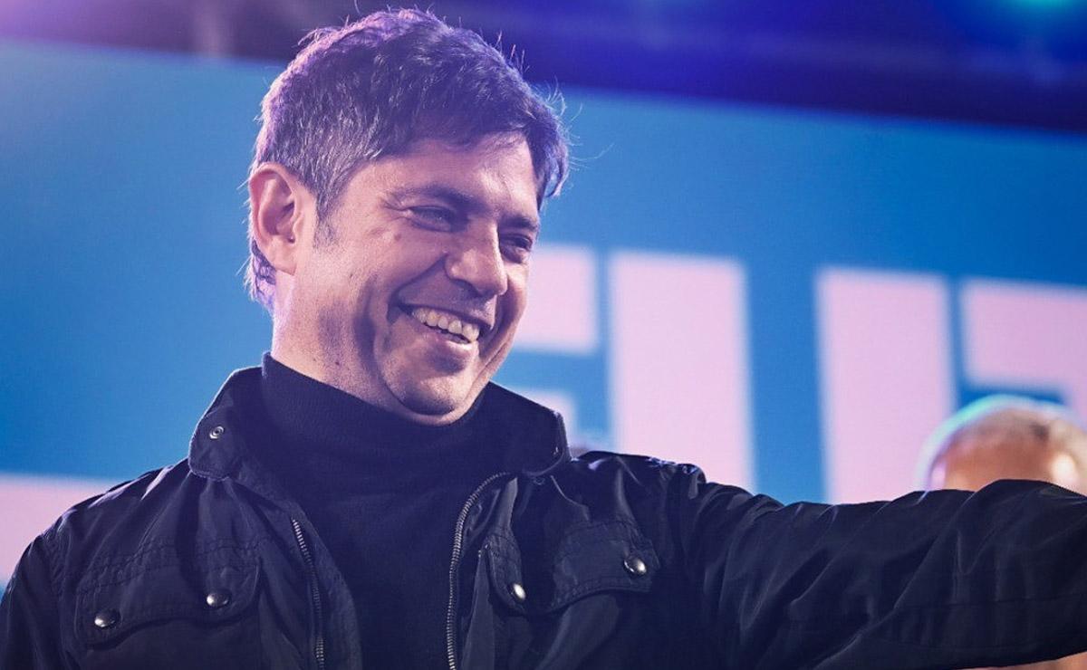 Axel Kicillof saluda durante un acto