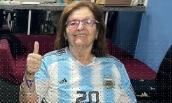 Eulalia Marzetti, la madre de Lionel Scaloni, con la camiseta de la Selección argentina