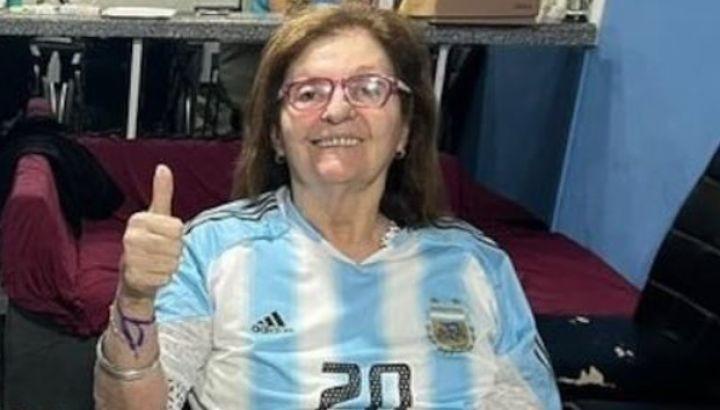 Eulalia Marzetti, la madre de Lionel Scaloni, con la camiseta de la Selección argentina