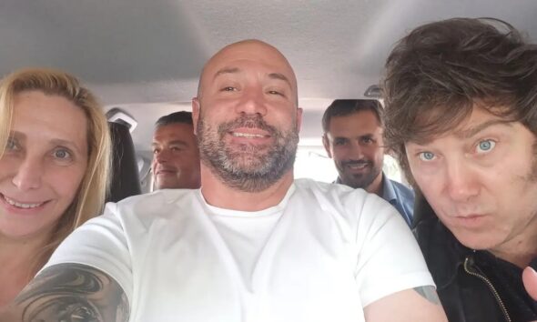 Diego Spagnuolo y Javier Milei en una foto junto a otras personas, en el marco del caso de sobreprecios en la ANDIS