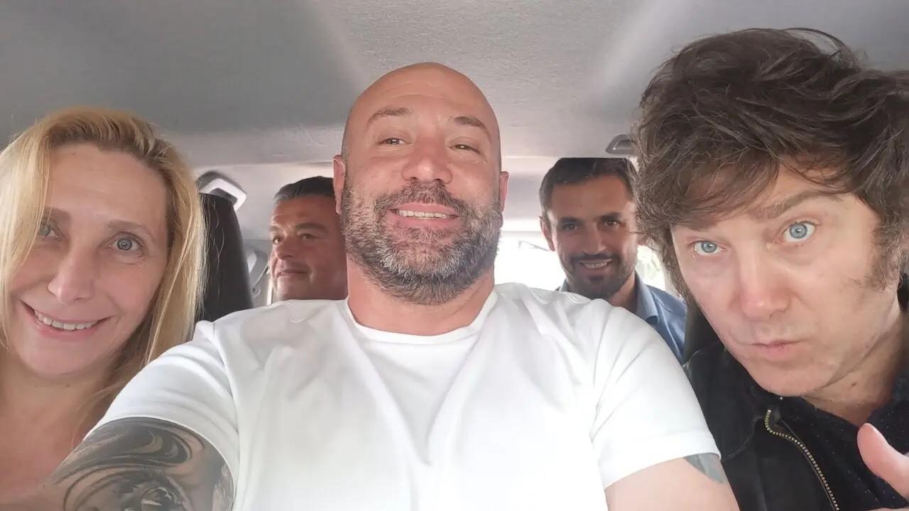 Diego Spagnuolo y Javier Milei en una foto junto a otras personas, en el marco del caso de sobreprecios en la ANDIS